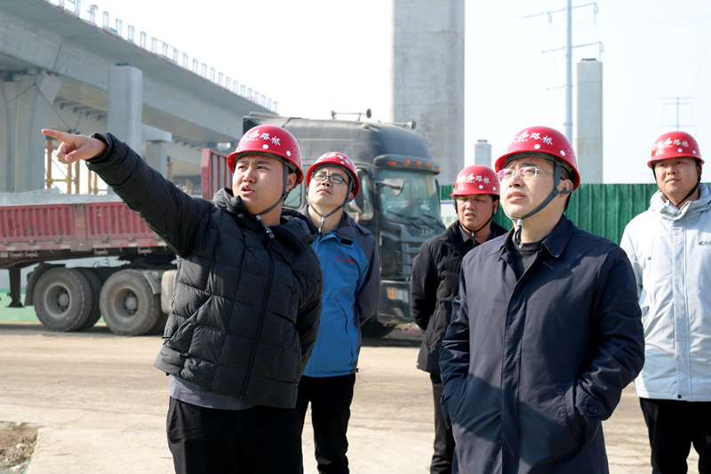 公司黨委書記、董事長錢申春到繁華大道橋項目節(jié)日慰問 (2)