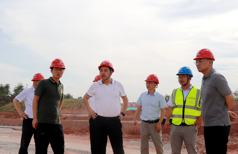 江西省交通投資集團(tuán)黨委委員、副總經(jīng)理李柏殿赴上饒東樞紐互通項(xiàng)目調(diào)研指導(dǎo)工作 (2)