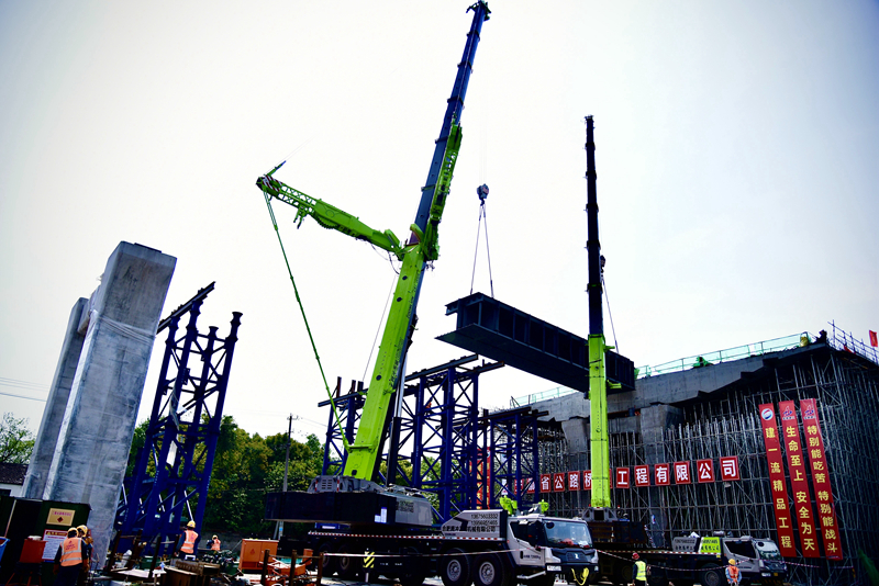 戰(zhàn)疫情 保進度:西二環(huán)快速化改造工程高架主線橋首片鋼箱梁成功架設2