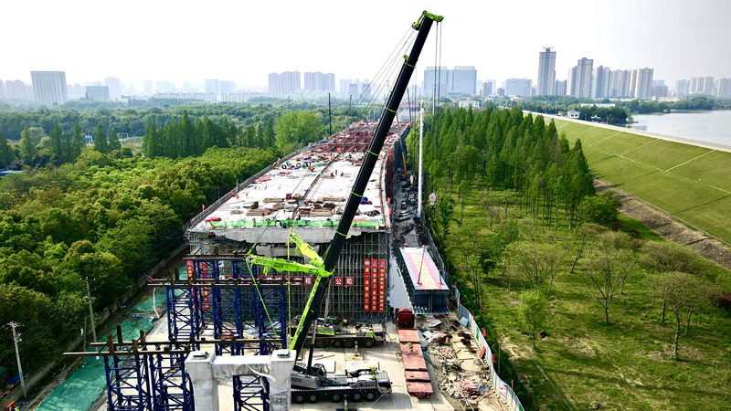 戰(zhàn)疫情 保進度:西二環(huán)快速化改造工程高架主線橋首片鋼箱梁成功架設1