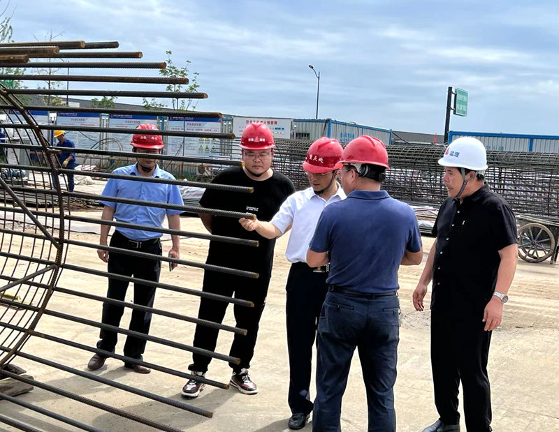 金寨縣委副書(shū)記、縣長(zhǎng)張澗到史河（金寨段）防洪提升工程-7#防汛大橋項(xiàng)目檢查指導(dǎo)工作3