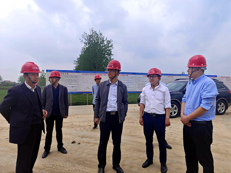 公司黨委副書記，工會主席王勝利到合周高速04標(biāo)指導(dǎo)工作并慰問一線員工2
