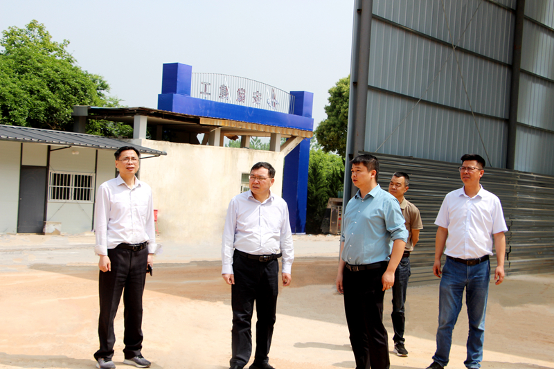 安徽省公路管理服務(wù)中心黨委委員、副主任尹平到G236項(xiàng)目02標(biāo)督導(dǎo)檢查